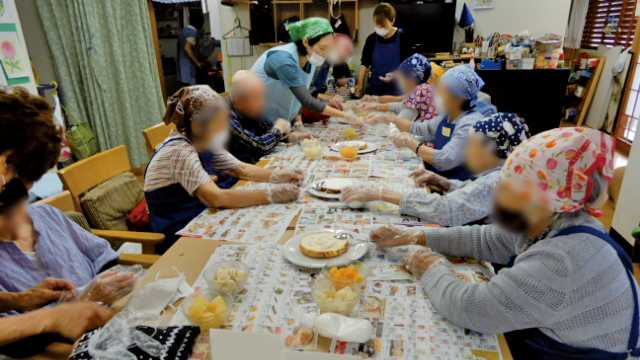 お誕生日会のケーキ作りの様子です♪